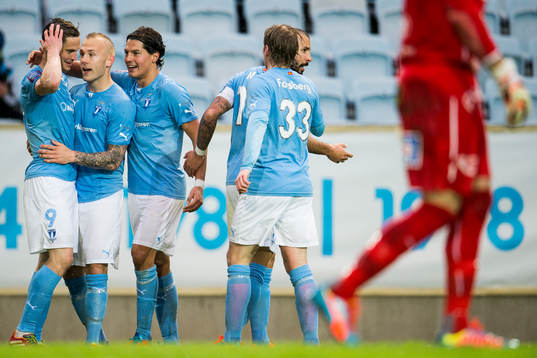 Malmö FFs Markus Rosenberg kramas om