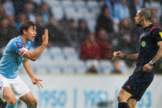 Malmö FFs Simon Thern är inte nöjd med domare Mohammed