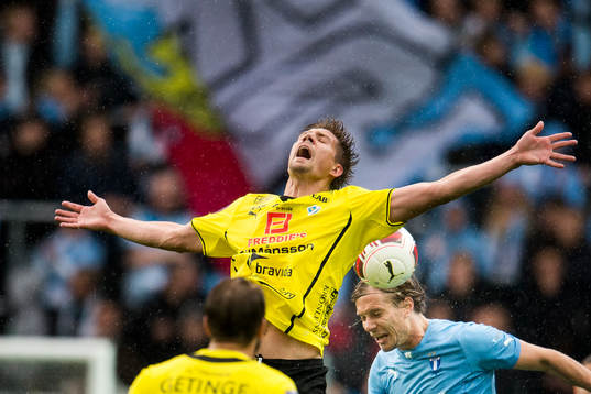 Halmstads Mikael Boman i nickduell med Malmö FFs Markus