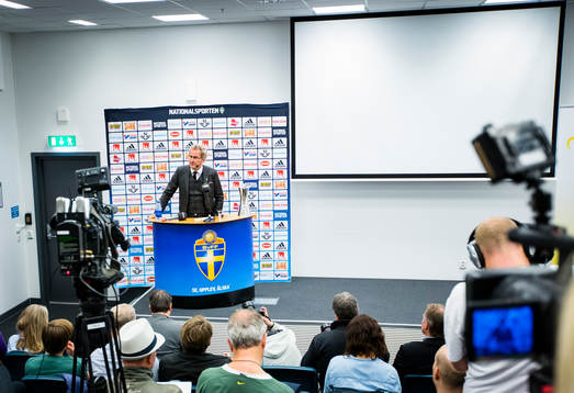 Sveriges förbundskapten Erik Hamrén presenterar