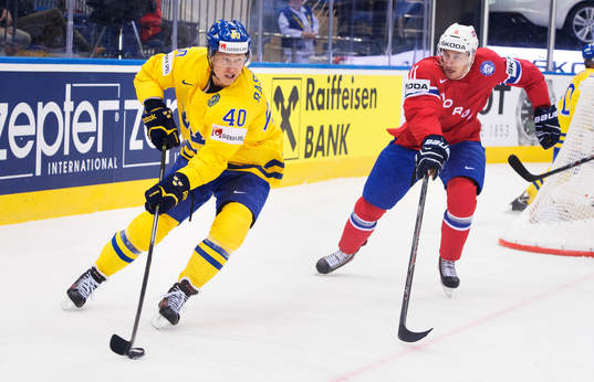 Sveriges Dennis Rasmussen kontrollerar pucken framför