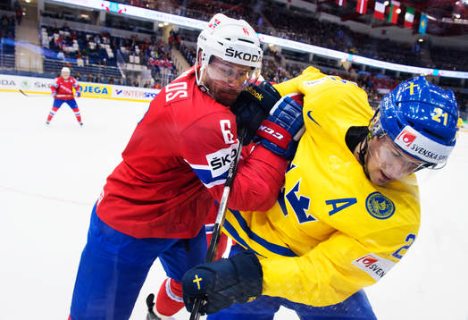 Norges Jonas Holös tacklar Sveriges Jimmie Ericsson