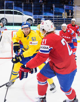 Sveriges Jonas Ahnelöv jagar pucken