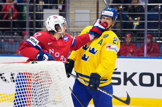 Norges Henrik Ödegaard trycker till Sveriges Jimmie