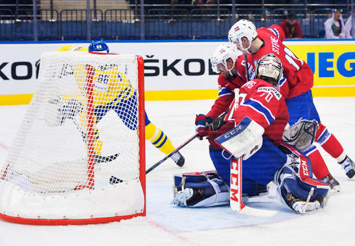 Sveriges Linus Klasen skjuter in 1-2 bakom Norges målvakt