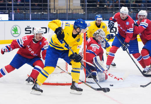 Sveriges Gustav Nyquist passar pucken till Linus Klasen som