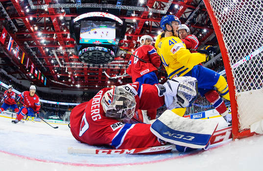 Sveriges Gustav Nyquist trycks in mot Norges mål av