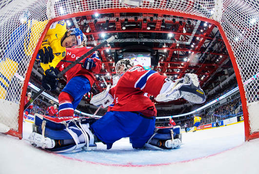 Sveriges Mikael Backlund utmanar vid mål