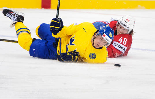 Sveriges Dennis Rasmussen i kamp om pucken med Norges