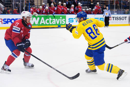 Sveriges Linus Klasen skjuter