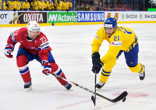 Norges Mats Trygg utmanas av Sveriges målvakt Joacim