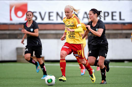 Tyresös Caroline Seger jagas av Göteborgs Anna Ahlstrand
