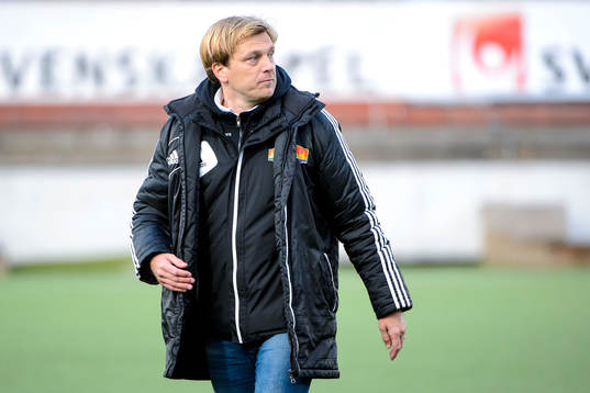 Tyresös tränare Tony Gustavsson lämnar planen