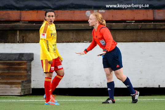 Tyresös Marta Vieira da Silva pratar med domare Linn