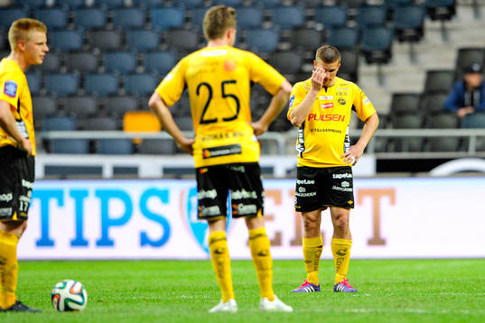 Elfsborgs Anders Svensson (th) deppar