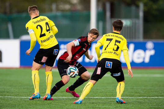 Brommapojkarnas Jesper Karlström (m) i kamp om bollen med