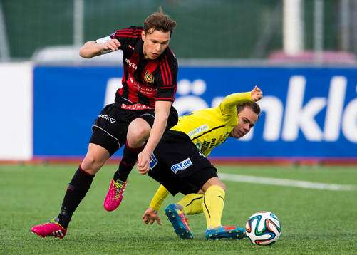 Brommapojkarnas Jesper Karlström i kamp om bollen med