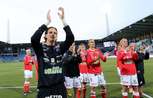 Falkenberg med Falkenbergs målvakt Otto Martler tackar