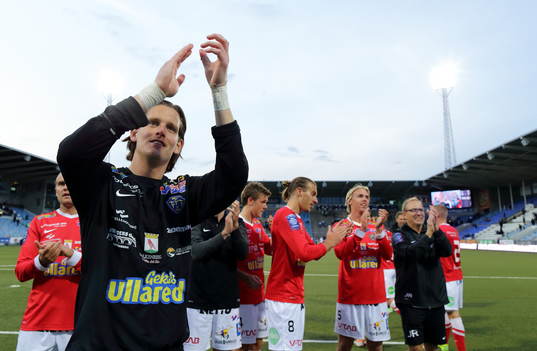 Falkenberg med Falkenbergs målvakt Otto Martler tackar