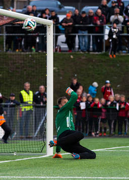 Mjällbys målvakt Mattias Asper ser hur straffen från