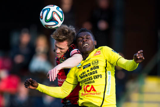 Brommapojkarnas Pontus Segerström i en nickduell med
