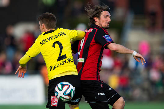 Mjällbys Viktor Agardius och Brommapojkarnas Dardan Rexhepi
