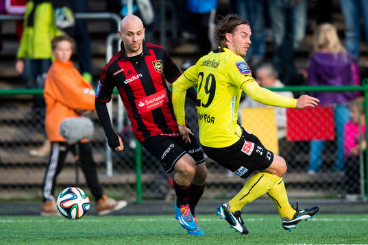 Brommapojkarnas Kristinn Jónsson och Mjällbys Danny Ervik