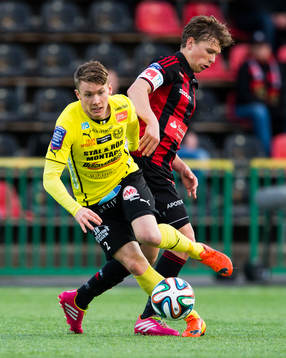 Mjällbys Viktor Agardius i kamp om bollen med