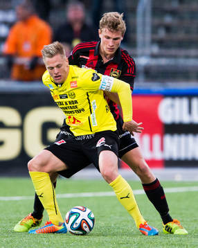 Mjällbys Mattias Håkansson håller undan Brommapojkarnas