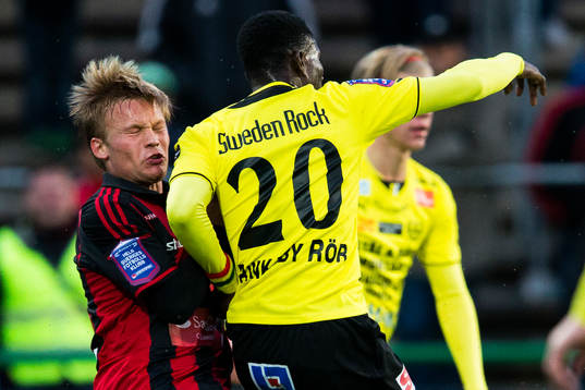 Brommapojkarnas Nicklas Bärkroth får en tryckare av