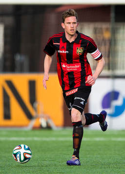 Brommapojkarnas Pontus Segerström med bollen
