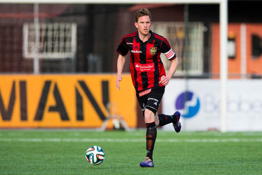 Brommapojkarnas Pontus Segerström med bollen