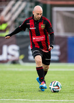 Brommapojkarnas Kristinn Jónsson med bollen