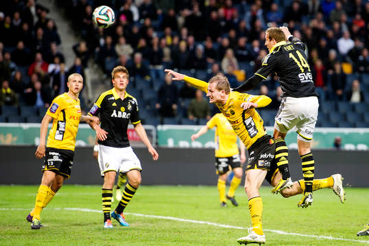 s Kenny Pavey nickar in 2-1 ovanför Elfsborgs Daniel