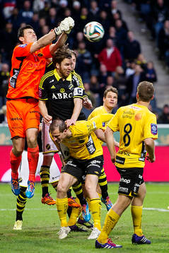 Elfsborgs målvakt Kevin Stuhr-Ellegaard boxar undan bollen
