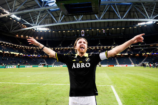s Nils-Eric Johansson jublar med publiken