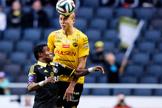 s Kennedy Igboananike i en duell med Elfsborgs Sebastian