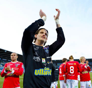 Falkenbergs målvakt Otto Martler jublar