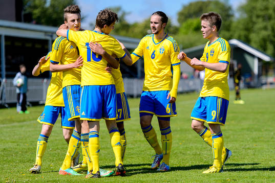 Sveriges Adin Bukva firar med laget