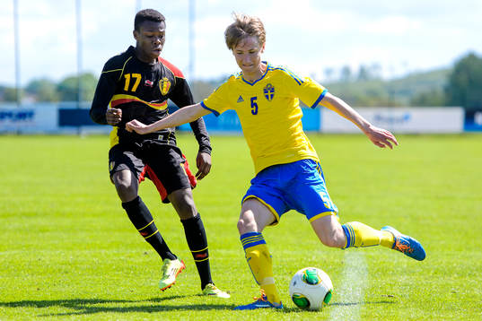 Belgiens Terry Osei-Berkoe jagar Sveriges Jesper Lövdahl