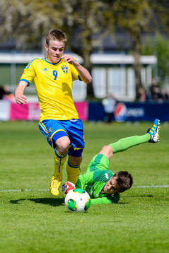 Sveriges Anton Hallstensson tar sig förbi Belgiens