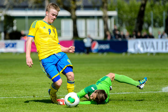 Sveriges Anton Hallstensson tar sig förbi Belgiens Arnaud
