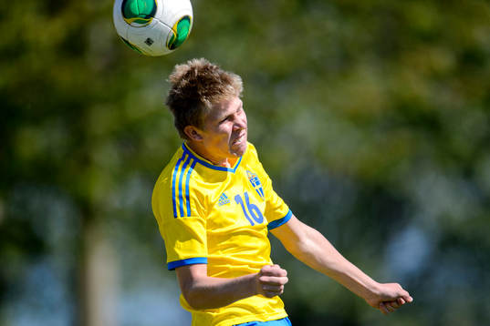 Sveriges Simon Danielsson nickar bollen