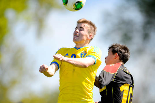 Sveriges Anton Hallstensson i nickduell med Belgiens Ashley