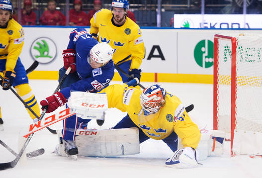 Frankrikes Antoine Roussel oroar framför Sveriges målvakt