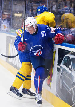 Frankrikes Yohann Auvitu blir tacklad av Sveriges Jimmie