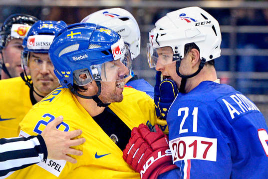 Sveriges Joel Lundqvist och Frankrikes Antoine Roussel