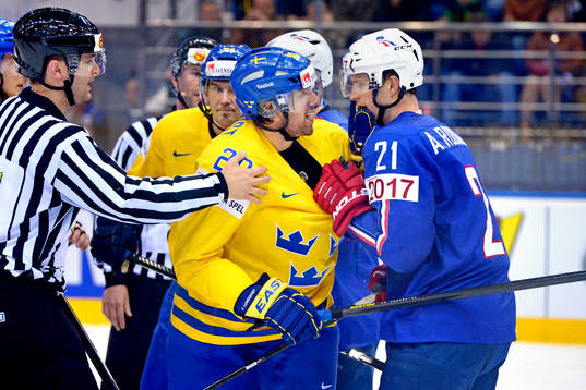 Sveriges Joel Lundqvist och Frankrikes Antoine Roussel