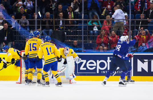 Sveriges målvakt Anders Nilsson hoppar och jublar på