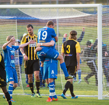 Osbys Oscar Hall nickar in 1-0 i matchen i division 3